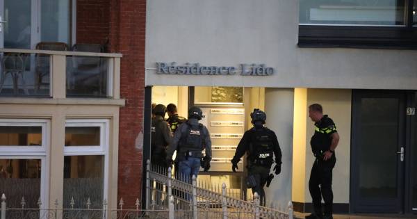 Zwaarbewapende politie rukt uit voor inbrekers met vuurwapens, treft alleen verwarde melder aan .