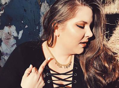 Plussizemodel nagelt kwetsende man publiekelijk aan schandpaal