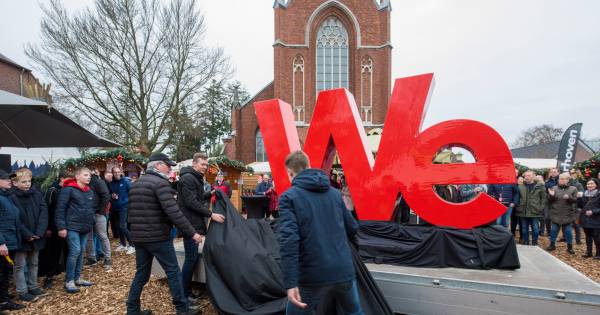 Bruisende dorpsgemeenschap van Westerhoven viert het nieuwe jaar met onthulling logo - Eindhovens Da