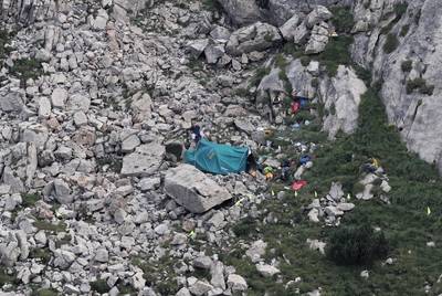 Reddingswerkers vinden lichaam in grot Polen