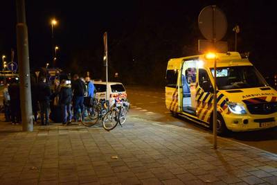 Automobilist rijdt door na aanrijding met fietsers in Arnhem