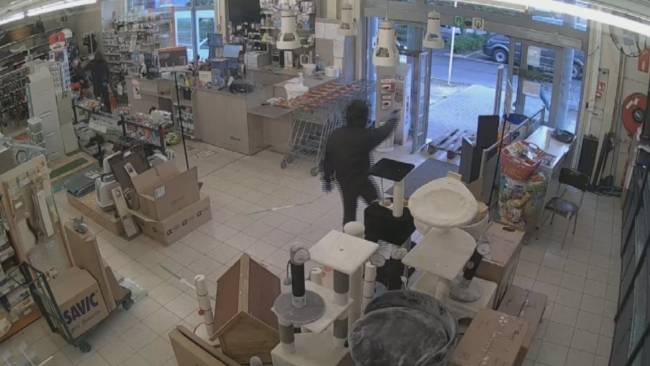 Overvallers gijzelen klanten in winkel