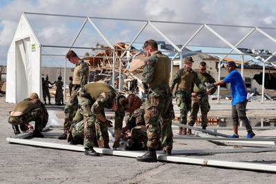 Nederlandse soldaten brengen water, rijst en shampoo naar zwaar getroffen eiland op Bahama's