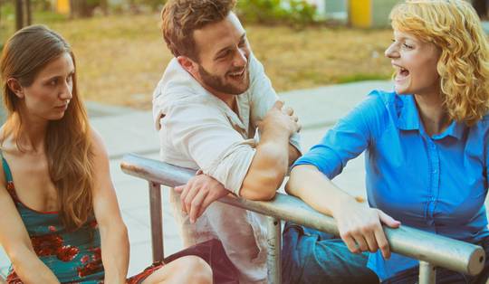 Waar komt die gêne om anderen aan te spreken toch vandaan? En wat kunnen we ertegen doen?