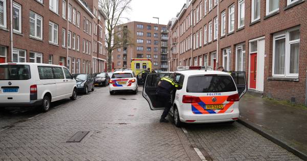 Man (70) raakt gewond bij steekpartij in woning in Tarwewijk, Rotterdammer aangehouden .