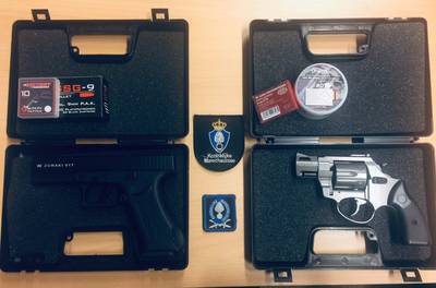 Marechaussee vindt twee alarmpistolen bij controle op A12