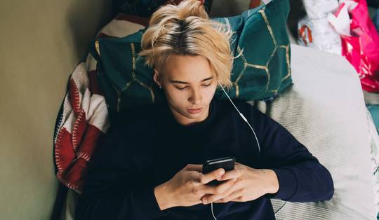 ‘Als je ziet hoeveel volwassenen zich laten bedotten met scams, is het probleem veel breder’: Frankrijk verbiedt sociale media voor jongeren, maar is dat nuttig?