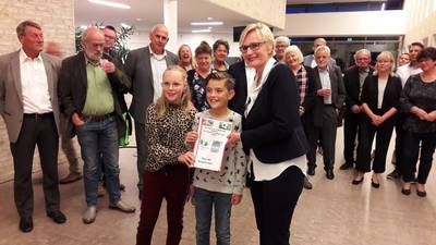 Isa en Ties boeken succes: Kinderen kunnen snel weer voetballen op het veldje in Halle