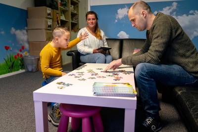 ‘Bij het eerste contact durft een kind vaak niet eens papa te zeggen’