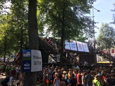 Trap over Oranjesingel tijdlang stuk, publiek onwel door lange wachten