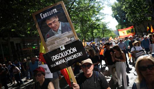 40.000 demonstranten op straat in Madrid om ontslag premier Pedro Sanchez te eisen: ‘Spanje wordt gegijzeld door een corrupte maffia’