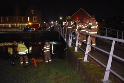 Brandweer rukt met duikers uit in Elst om rood lampje in sloot