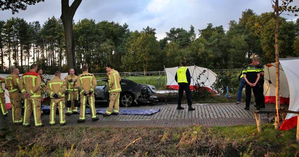 Bestuurder overleden nadat auto tegen boom rijdt en in brand vliegt in Casteren, politie: 'Mogelijk 
