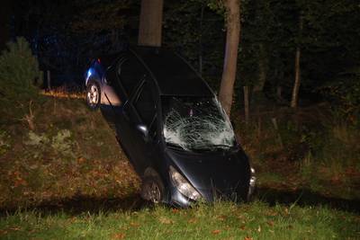 Gewonde automobiliste vlucht bos in na veroorzaken ravage