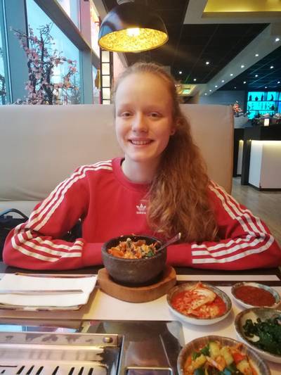 Nina (19) betaalt 167 euro voor band die bijna niemand kent: ‘Ik snap de heftige reacties heel goed’