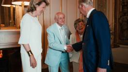 Familie-iconen Annie en Ray op audiëntie bij de Koning
