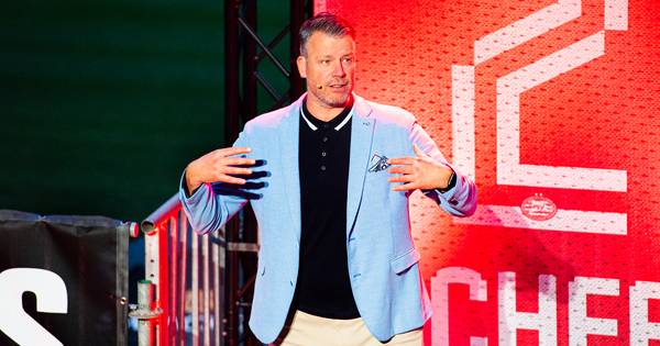 Cabaretier Rob Scheepers speelde live in het Philips Stadion - BN DeStem