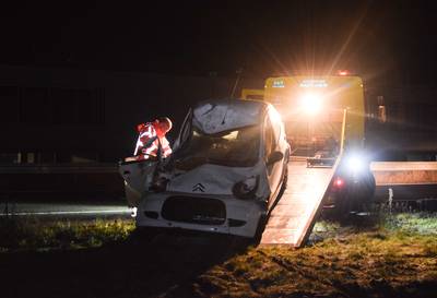 Auto rijdt in sloot langs A18 bij Wehl: twee gewonden