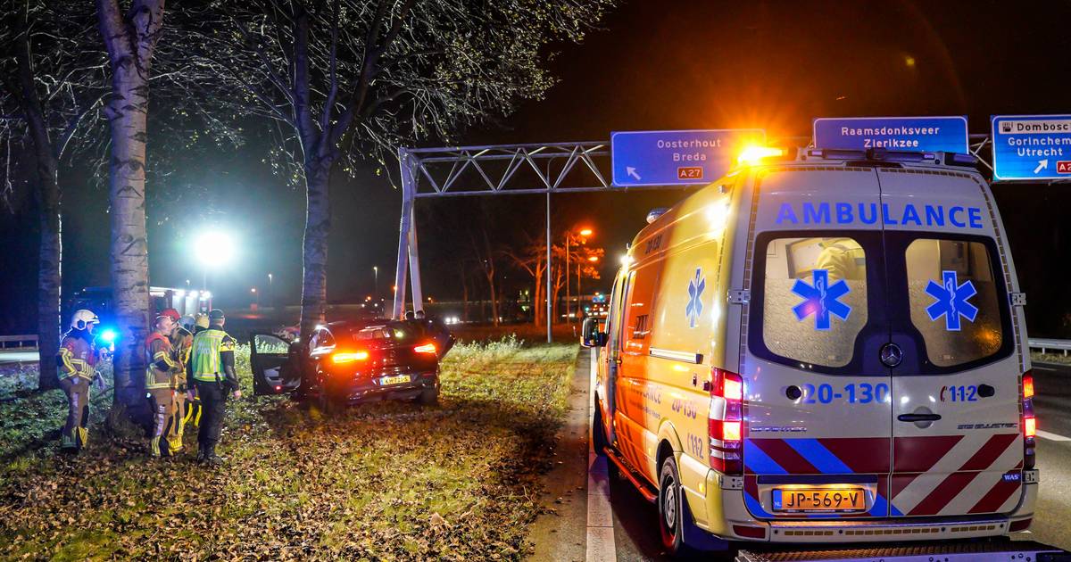 #Raamsdonk - Auto ramt boom op A59 bij knooppunt Hooipolder.