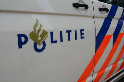 Arrestant slaat agent buiten westen in auto op weg naar cel