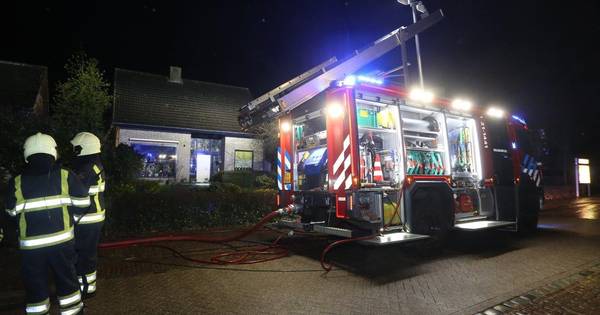 Metershoge vlammen in schuurtje veroorzaken flinke schade aan woning in Esch - BD.nl