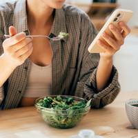 Waarom je dik kunt worden als je eet voor de televisie of al scrollend op je smartphone