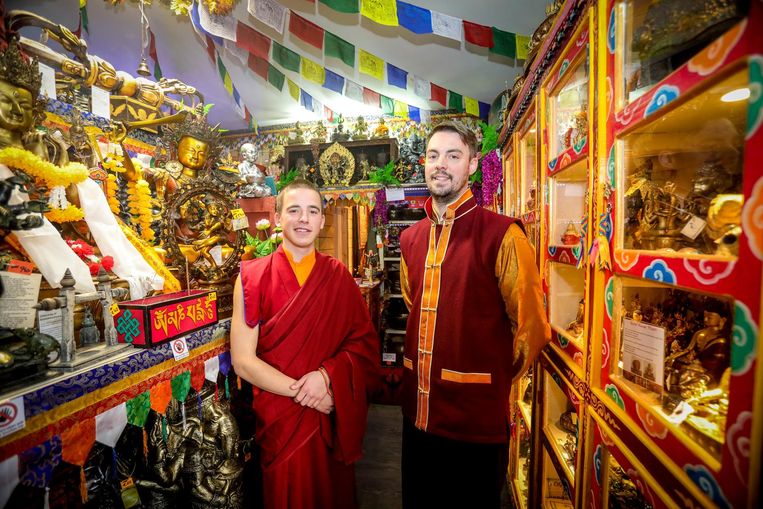 Monnik Giel kwam op bezoek in 'Little Tibet', de winkel van Filip Vandelanotte.