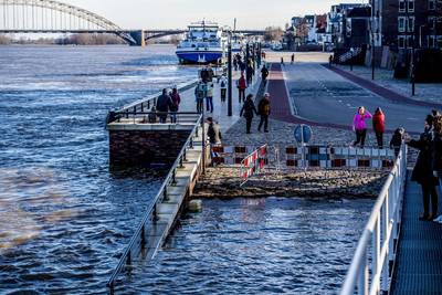 Waalkade op slot wegens hoogwater