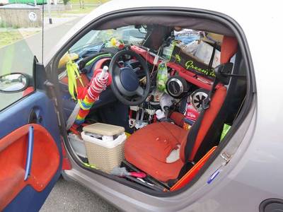 Gevalletje overbepakking! Duitse politie zet propvolle  Smart aan de kant