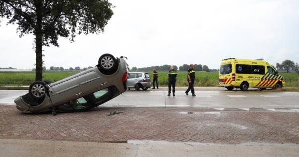 Achterligger knalt hard op auto in Odiliapeel, bestuurster gewond naar het ziekenhuis - BD.nl