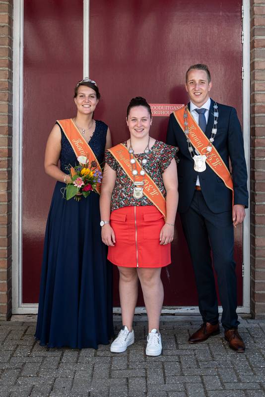 En de hoogheden van OEV, ofwel de dröge schutterij, vlnr Anouk van der Sterren, Eva Bach en Joshua Groothuizen.