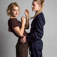 Pommelien Thijs en Nola Elvis Kemper (‘Knokke Off’): ‘‘Er zit zand in mijn kut’, die scène hebben we opgenomen met én zonder die zin’