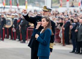 Koningin Letizia van Spanje wuift haar dochter Leonor uit en pinkt een traantje weg