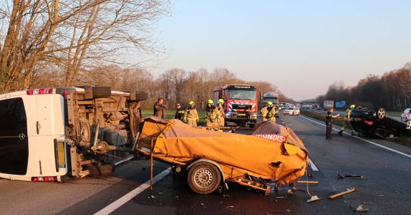 Ravage op A30 bij Lunteren door ongeval: gewonde en weg afgesloten.