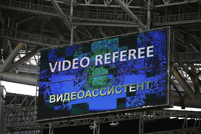Op grote schermen ziet het publiek bij de Confederations Cup dat de arbiter de videoref heeft ingeschakeld.