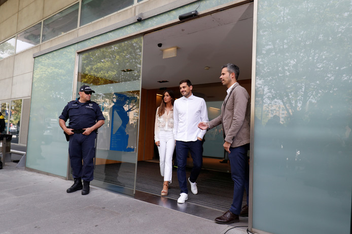Iker Casillas verlaat het ziekenhuis.
