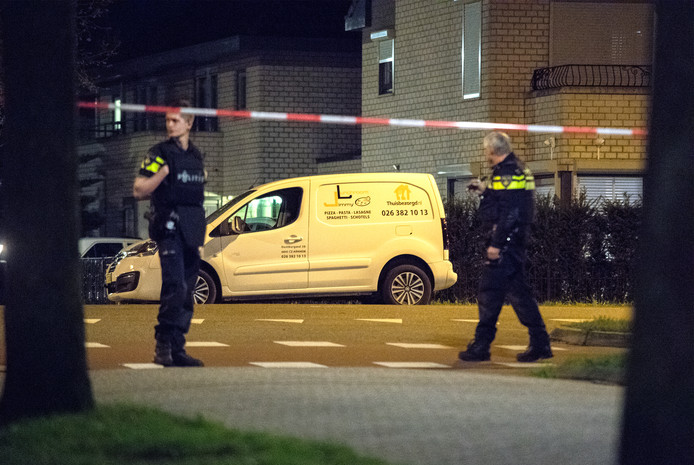 Een wagen van een Arnhemse snackbar werd gebruikt bij de dodelijke aanrijding van een overvaller.