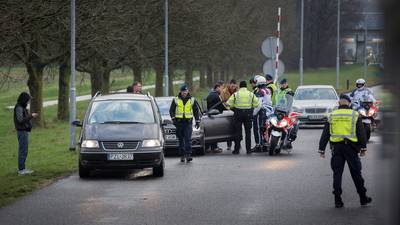 Lange file door grenscontrole op A12, duurt tot na de spits