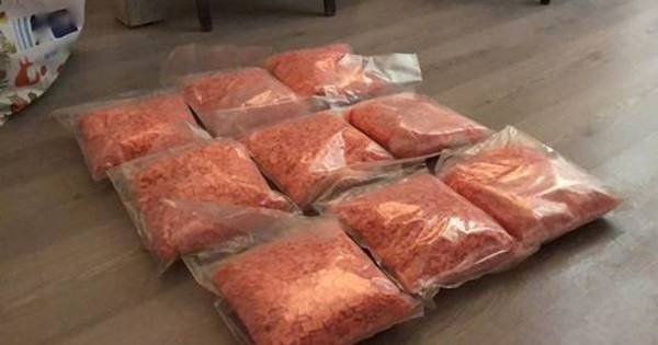 Invallen rond grootschalige drugshandel in onder andere Waardenburg: politie houdt 13 mensen aan - B