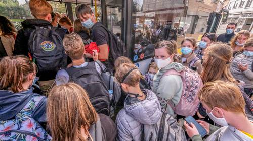 Minder passagiers, en toch zitten bussen overvol: “Zo erg dat zelfs de deuren niet meer sloten”