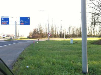 Auto vliegt over de kop op A325, verbindingsweg met A15 afgesloten