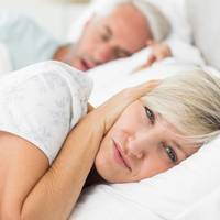 Wat te doen als je partner snurkt? Dokter Rutger geeft tips