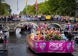 Déze BN’ers en royals varen mee tijdens de Canal Parade Amsterdam