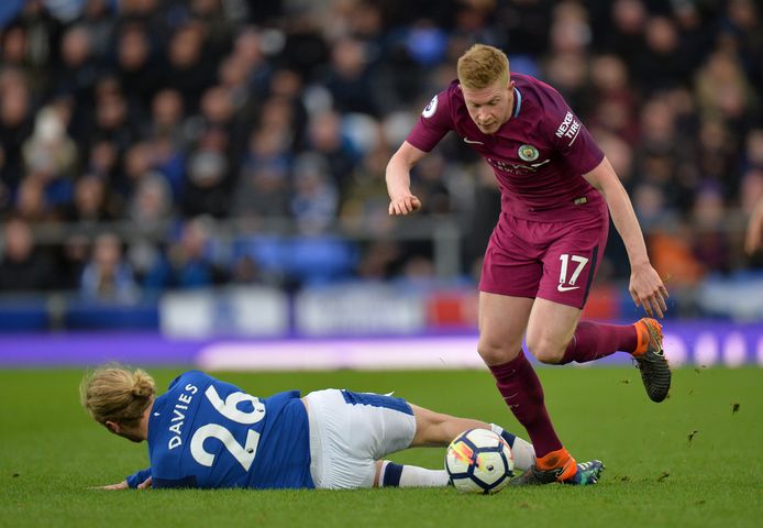 Kerstman zwemt tussen de vissen | Bizar | hln.be