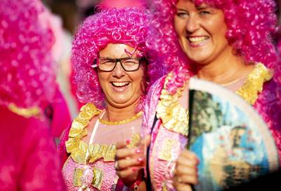 68.000 knalroze Toppers-fans getrakteerd op metershoge witte circusleeuw