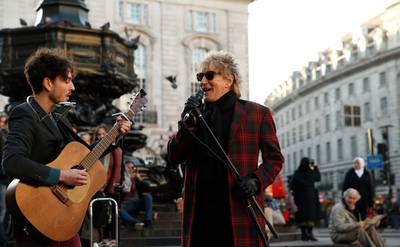 Rod Stewart verrast Londenaren met straatoptreden