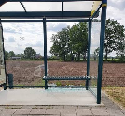 Ruit bushokje vernield bij Rietmolen