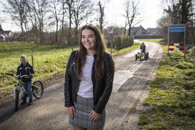 Anniek Groote Beverborg (17) uit Denekamp helpt waar ze kan in deze corona-ellende