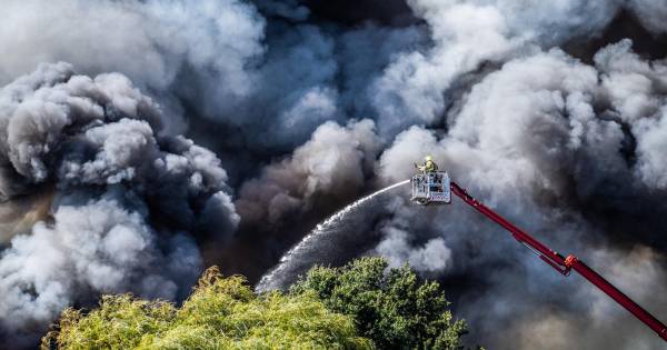 Brandweer heeft enorme brand in Duiven onder controle, geen gewonden. @BLIKOPENER333