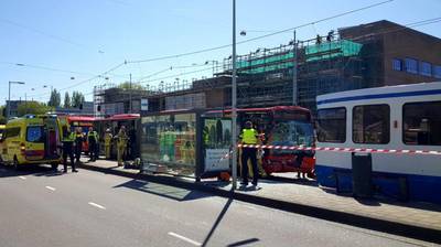 Veel gewonden na aanrijding tussen bus en tram in Amsterdam